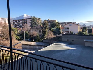 Bilocale in Vendita a Erba, zona Centro , 69'000€, 75 m², con Box