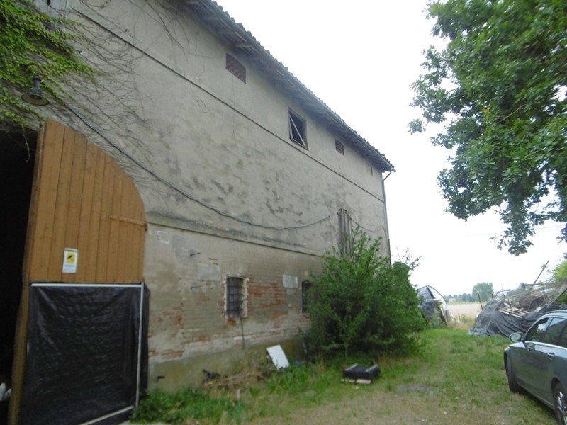 Villa in Vendita a Bagnolo in Piano, zona San Tomaso Della Fossa, 110'000€, 570 m²