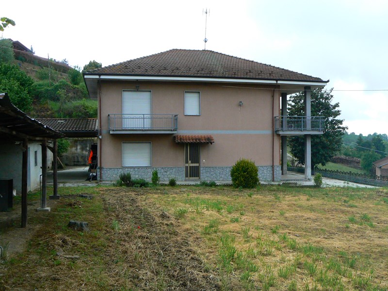 Casa Indipendente in Vendita a San Damiano d'Asti, zona fraz.san giulio 139, 230'000€, 244 m²