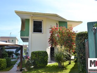 Villa in Vendita a Mondragone, zona lido, 220 m²