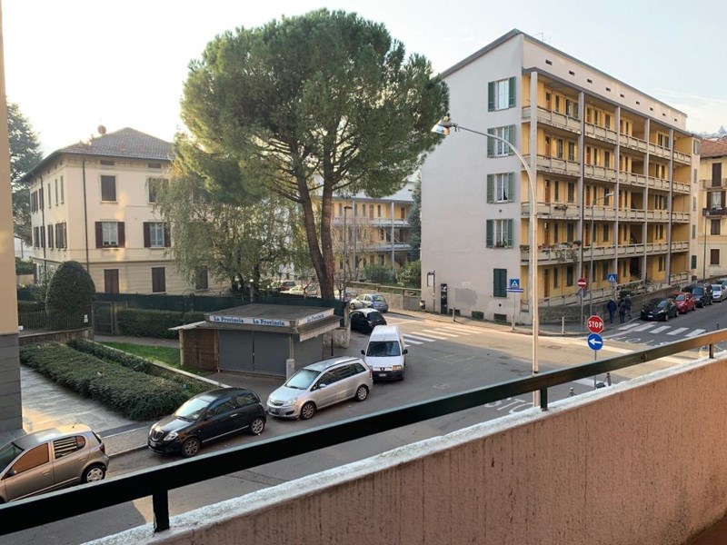 Appartamento in Vendita a Como, zona Borghi, 300'000€, 134 m², con Box