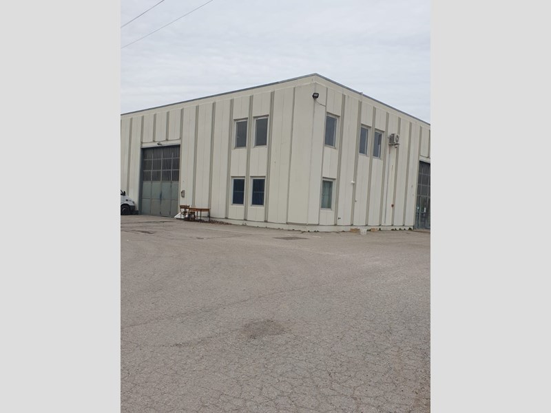 Capannone in Vendita a Perugia, zona Sant'Andrea delle fratte, 135'000€, 250 m²