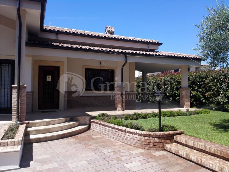 Casa Indipendente in Vendita a Anzio, zona Pocacqua, 320'000€, 100 m²