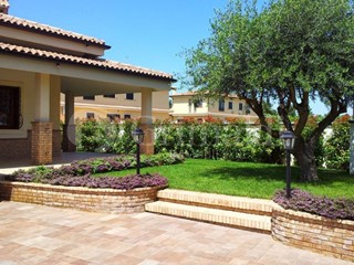 Casa Indipendente in Vendita a Anzio, zona Pocacqua, 320'000€, 100 m²