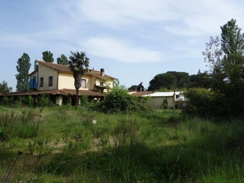 Immobile commerciale in Vendita a Roma, zona BOCCEA, 570'240€, 700 + 9.000 mq di Terreno