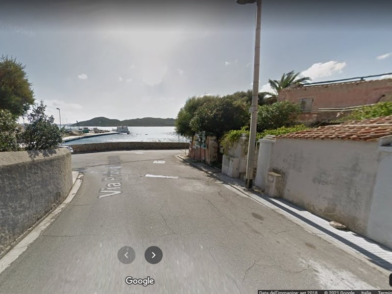 Casa Indipendente in Vendita a La Maddalena, zona Via Longobardo, 200 m²