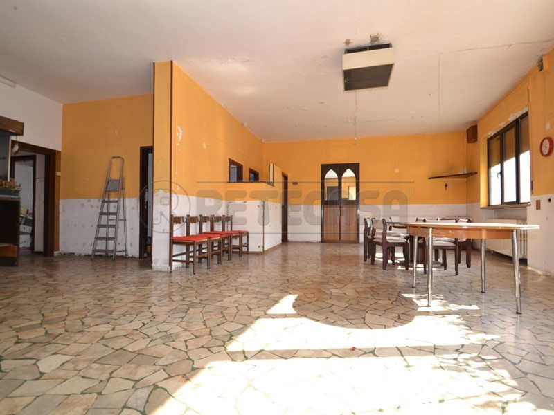 Immobile commerciale in Vendita a Valdagno, zona CENTRO STORICO, 49'000€, 143 m²