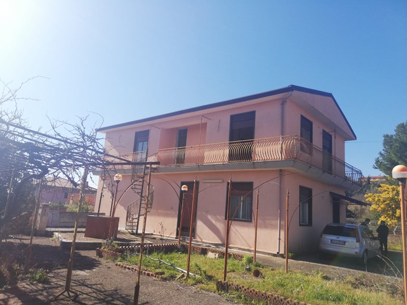 Villa bifamiliare in Vendita a Mascalucia, zona massannunziata, 190'000€, 220 m², con Box