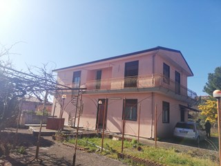 Villa bifamiliare in Vendita a Mascalucia, zona massannunziata, 190'000€, 220 m², con Box