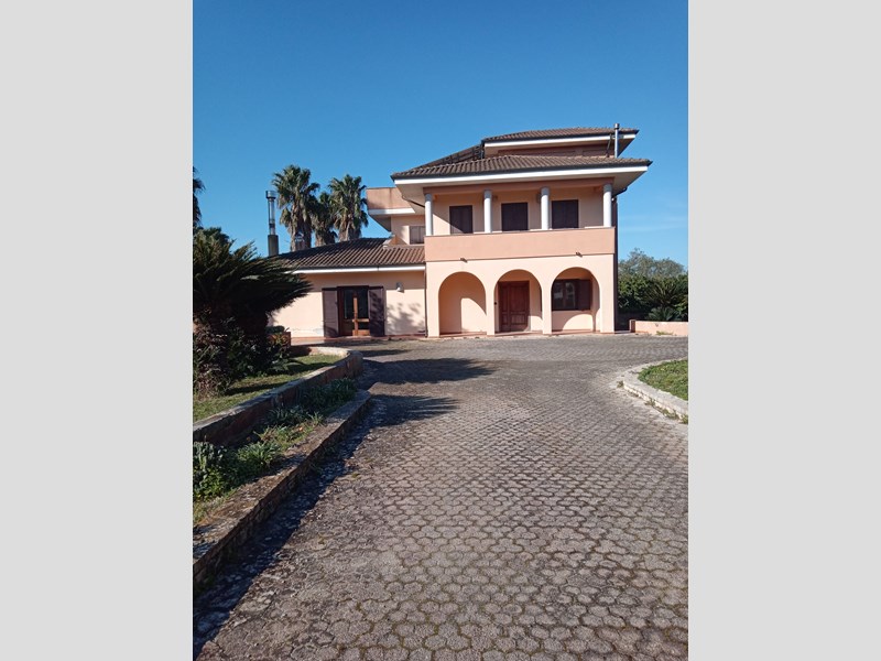 Villa in Vendita a Casarano, zona PINETA, 400'000€, 350 m²