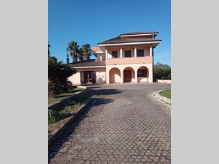 Villa in Vendita a Casarano, zona PINETA, 400'000€, 350 m²