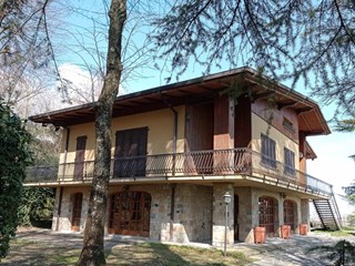 Villa in Vendita a Castell'Arquato, zona collinare, 400 m², con Box