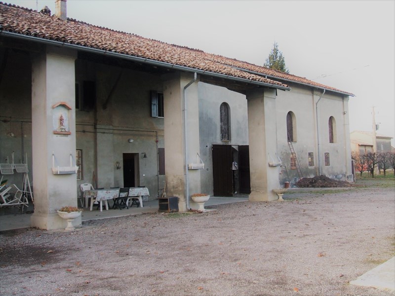 Casale in Vendita a Fiorenzuola d'Arda, 150'000€, con Box