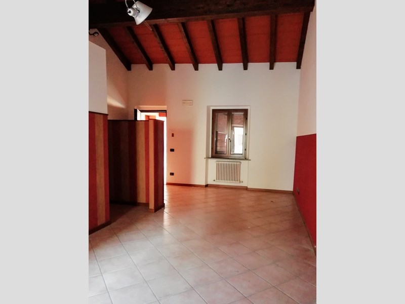 Immobile commerciale in Affitto a Fiorenzuola d'Arda, zona CENTRALE, 250€, 44 m²