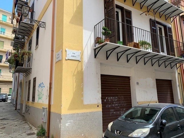 Immobile commerciale in Affitto a Palermo, zona Via Judica 15 angolo vicolo Agalbato, 500€, 50 m²