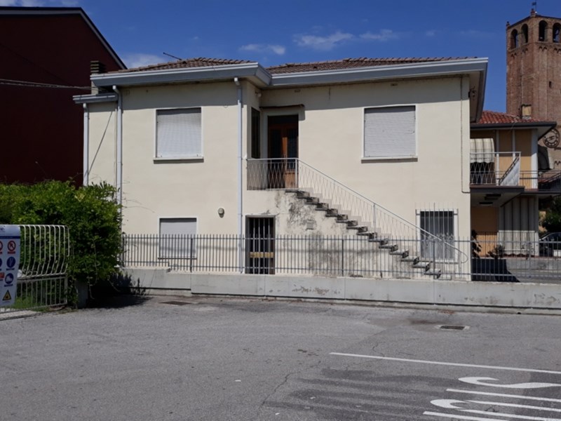 Villa in Vendita a San Giorgio delle Pertiche, zona centro, 135'000€, 250 m², arredato, con Box