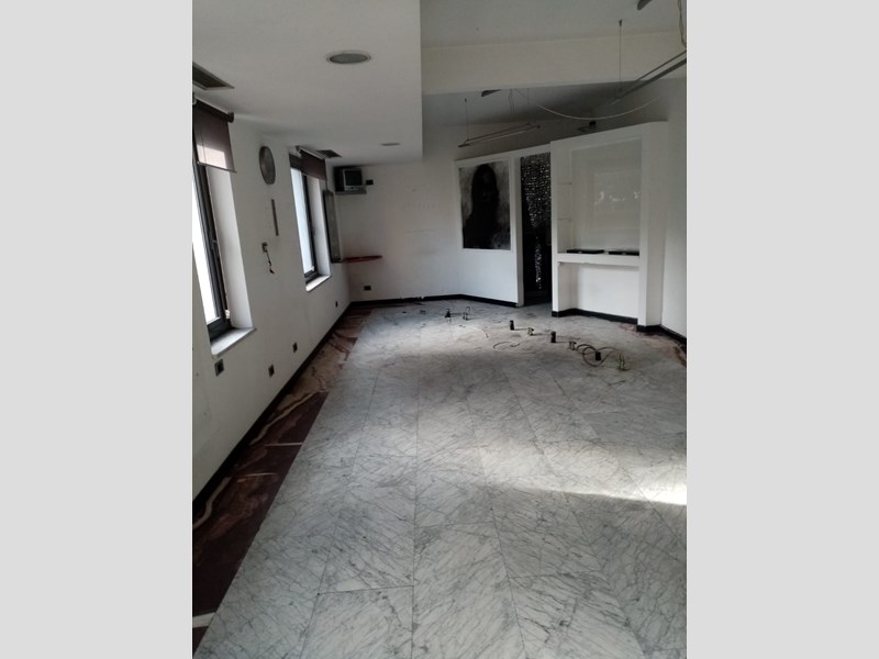 Immobile commerciale in Vendita a Carrara, zona Marina di Carrara, 160'000€, 140 m²