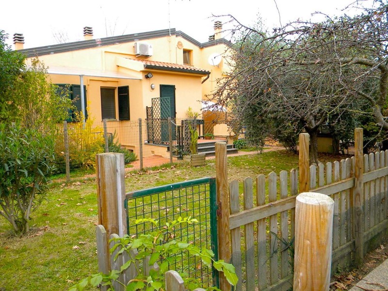 Villa in Vendita a San Giuliano Terme, zona Campo, 650'000€, 570 m², con Box