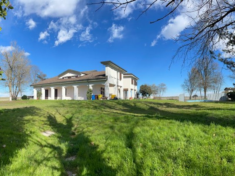 Villa in Vendita a Prarolo, 215'000€, 400 m²