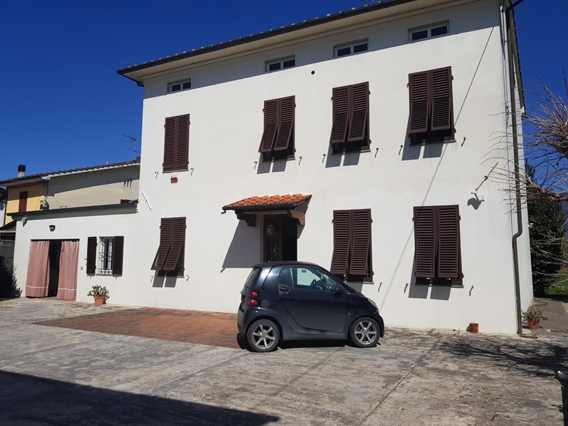 Casa Indipendente in Vendita a Capannori, zona Lunata, 499'000€, 350 m², con Box