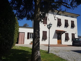 Casa Indipendente in Vendita a Capannori, zona Lunata, 499'000€, 350 m², con Box