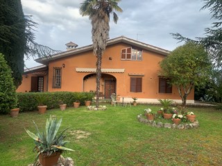 Villa in Vendita a Mentana, zona Centrale, 490'000€, 420 m², arredato, con Box