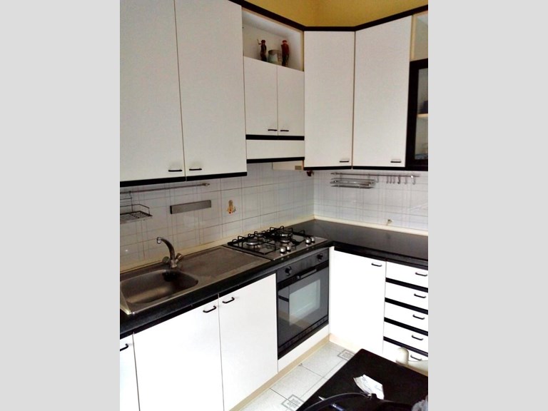 Trilocale in Vendita a Alba, zona Via Cadorna , 120'000€, 70 m², arredato