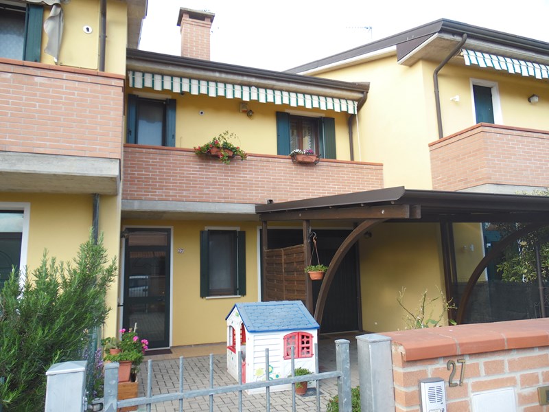Villetta a schiera in Vendita a Occhiobello, zona SANTA MARIA MADDALENA, 170'000€, 145 m²