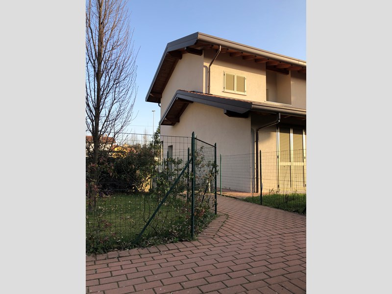 Villa bifamiliare in Vendita a Mariano Comense, zona Residenziale tranquilla , 365'000&euro;, 140 commerciali 130 calpestabili