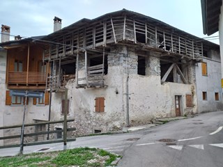 Rustico in Vendita a Comano Terme, zona Duvredo, 25'000€, 280 m²