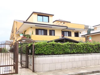 Trilocale in Vendita a Bellona, zona Residenziale , 96'000€, 80 m², con Box