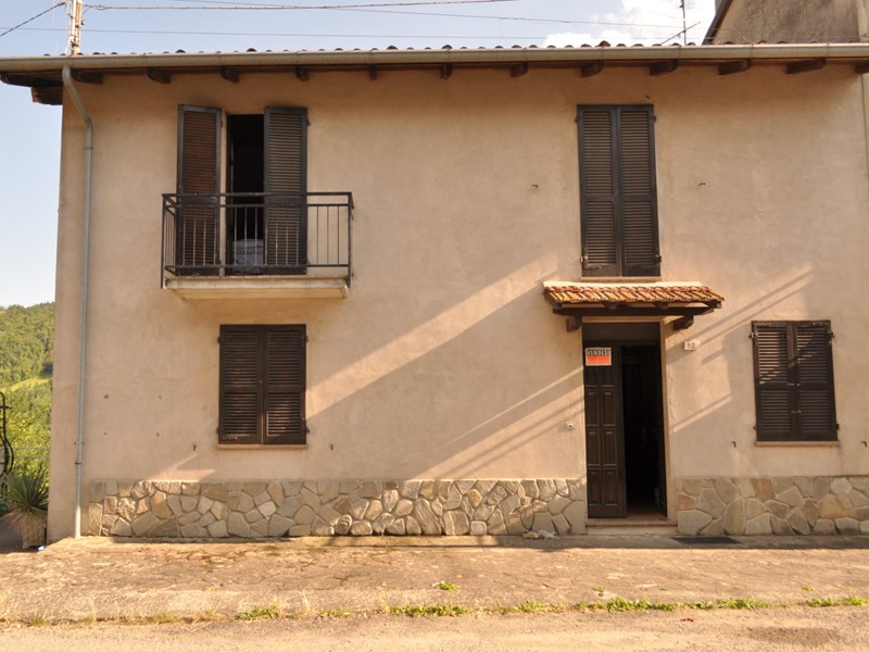 Appartamento in Vendita a Zavattarello, zona Perducco, 65'000€, 180 m²