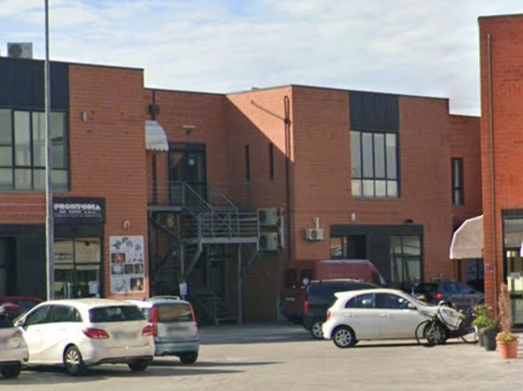 Ufficio in Vendita a San Giuliano Terme, zona La Fontina, 800€, 600 m²