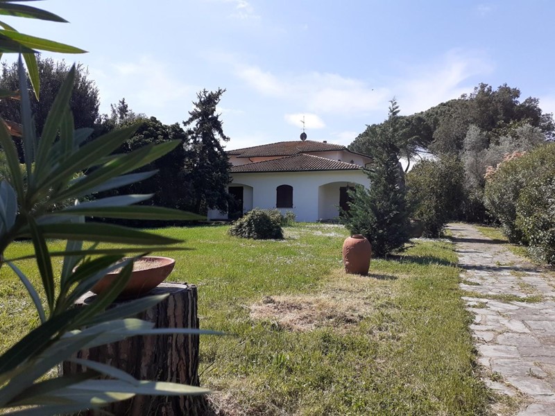 Villa in Vendita a Cascina, zona San Frediano a Settimo, 650'000€, 420 m²