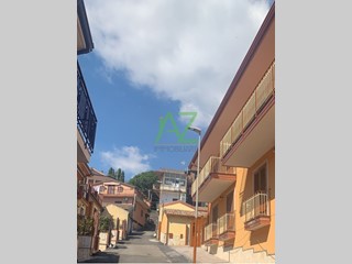 Rustico in Vendita a Trecastagni, zona Centro, 255'000€, 120 m², con Box