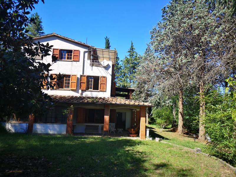 Villa in Vendita a Capolona, zona località Giglioni, 225'000€, 400 m²