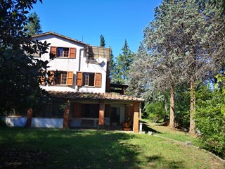 Villa in Vendita a Capolona, zona località Giglioni, 225'000€, 400 m²