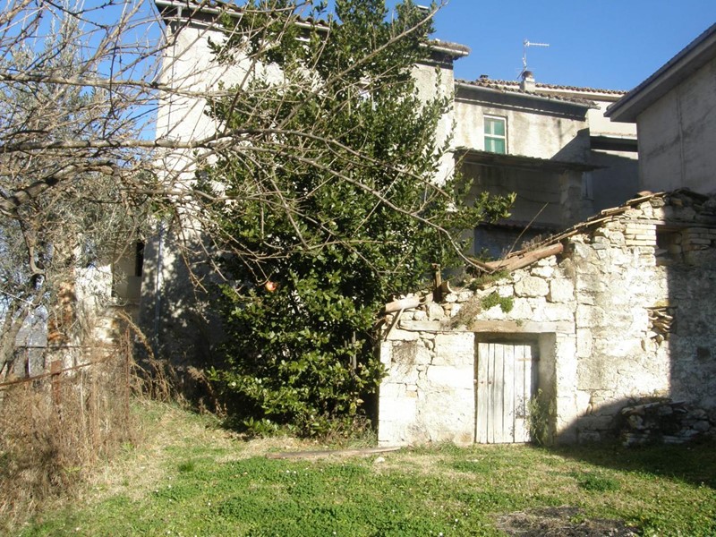 Casa Indipendente in Vendita a Ascoli Piceno, 90'000€, 300 m²