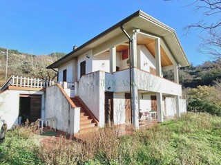 Casa Indipendente in Vendita a Sarzana, 290'000&euro;, 260 m²