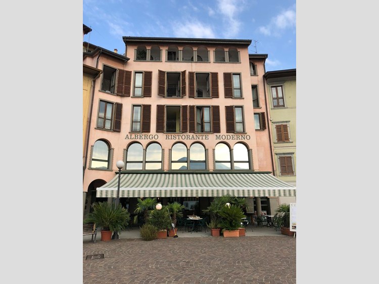 Attività commerciale in Vendita a Lovere, 1'527'636€