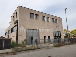 Capannone in Affitto a Giussago, zona Via Roma n. 244, 650€, 240 m²