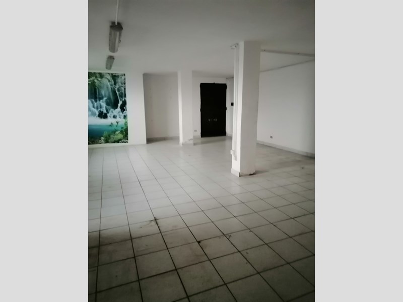 Laboratorio in Affitto a Cusano Milanino, 70'000€, 100 m²