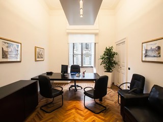 Ufficio in Affitto a Roma, zona Barberini/Spagna, arredato