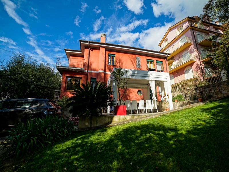 Casa Indipendente in Vendita a Sanremo, zona La Brezza, 1'100'000€, 220 m², con Box