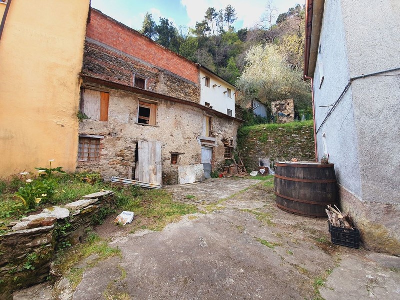 Casa Semi Indipendente in Vendita a Montignoso, 195'000€, 450 m²