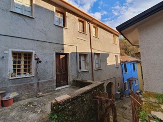 Casa Semi Indipendente in Vendita a Montignoso, 195'000€, 450 m²