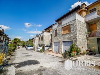 Villetta a schiera in Vendita a Assisi, zona via San Benedetto , 350'000€, 275 m²