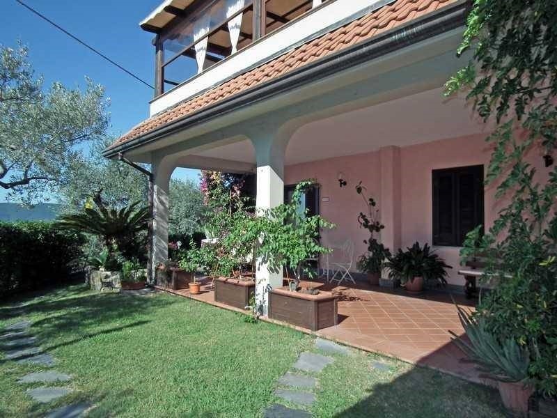 Casa Semi Indipendente in Vendita a Fosdinovo, 200 m², con Box