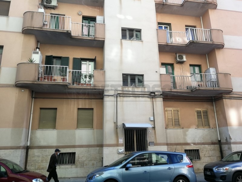 Appartamento in Vendita a Caltanissetta, 105'000€, 149 m², con Box