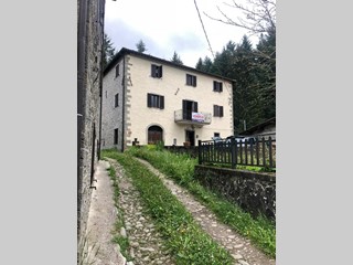 Casa Indipendente in Vendita a Piazza al Serchio, 250'000€, 400 m²